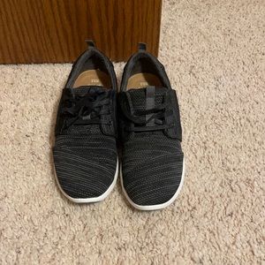 Tom’s tennis shoes